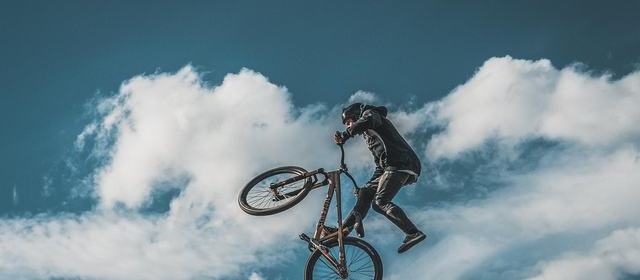 公开线索对照：许亚军一家拍全家福，许何表情成最大看点