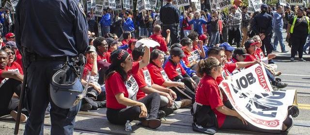 时间线摘录：剧组路透机位被指对着休息室门，摄影组说「在等转场」