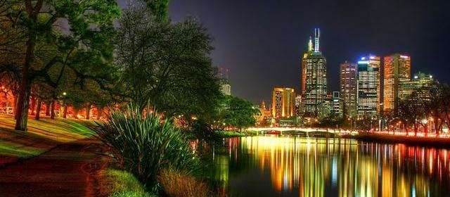 公开线索对照:饭圈接机大巴被指没报备,交警和经纪公司各发了一条劝离